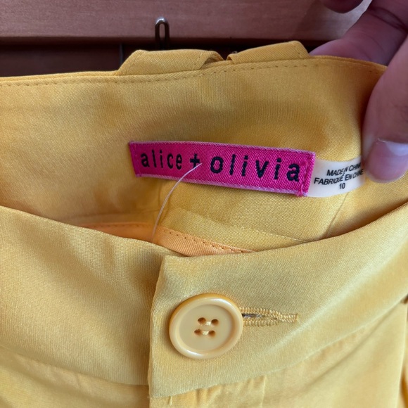 NWT alice + olivia Butterfly Sunflower Shorts, Size 10 - Picture 6 of 12